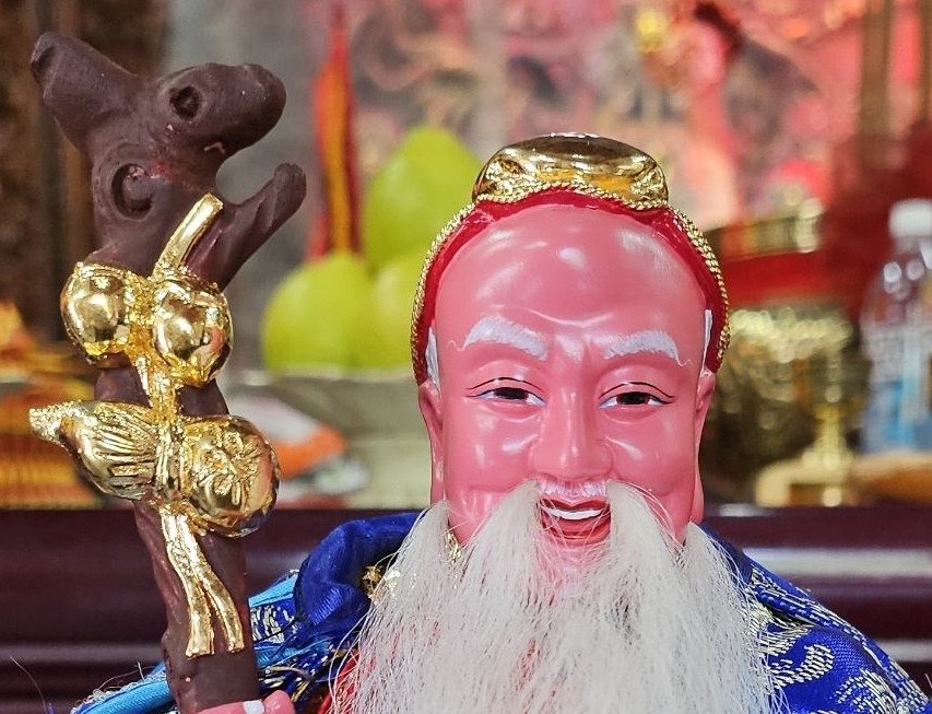 修玄宮月老金身的面容與手持木杖